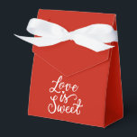 Minimalistische rode chili-huwelijk in rood en wit bedankdoosjes<br><div class="desc">Het ontwerp heeft een rode chili-achtergrond met witte tekst.</div>