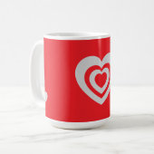 Minimalistische rode mok met hartpatroon (Voorkant links)