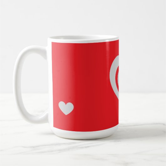 Minimalistische rode mok met hartpatroon (Links)