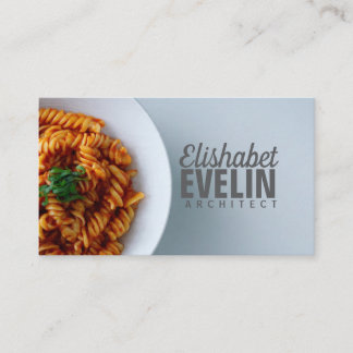 Minimalistische rode saus fusilli pasta 542 visitekaartje