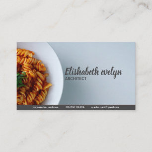 Minimalistische rode saus fusilli pasta g34 visitekaartje