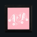 Minimalistische rolroze Schaatsen Cadeaudoosje<br><div class="desc">Minimalistische witte Schaatsen tekening. Twee quads schaats illustratie in wit. Eenvoudige esthetische rolschaatsen,  schaatsen moderne illustratie. Een afbeelding van witte en roze schaatsen,  geschenk voor een rolschaatser. Roller schaatsen roze esthetisch.</div>