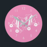 Minimalistische rolroze Schaatsen Ronde Klok<br><div class="desc">Minimalistische witte Schaatsen tekening. Twee quads schaats illustratie in wit. Eenvoudige esthetische rolschaatsen,  schaatsen moderne illustratie. Een afbeelding van witte en roze schaatsen,  geschenk voor een rolschaatser.</div>