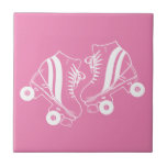 Minimalistische rolroze Schaatsen Tegeltje<br><div class="desc">Minimalistische witte Schaatsen tekening. Twee quads schaats illustratie in wit. Eenvoudige esthetische rolschaatsen, schaatsen moderne illustratie. Een afbeelding van witte en roze schaatsen, geschenk voor een rolschaatser.</div>