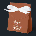 Minimalistische roodkleurige roestige huwelijkssti bedankdoosjes<br><div class="desc">Het ontwerp heeft een roest rood achtergrond en witte tekst.</div>