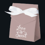 Minimalistische Roze Gouden en Witte Bruiloft Bedankdoosjes<br><div class="desc">Verbazingwekkende bruiloftsgeschenktassen in Roze Gouden Kleur die ervoor zorgen dat je cadeau eruit springt. Elke tas is versierd met een romantische 'Liefde is zoet' opschrift,  wat een delicate charme en unieke stijl aan je cadeau toevoegt. Maak je cadeau nog specialer met onze prachtige bruiloftsgeschenktassen.</div>