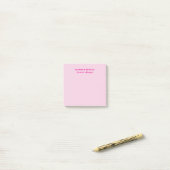 Minimalistische roze trendy gepersonaliseerde naam post-it® notes (Op bureau)