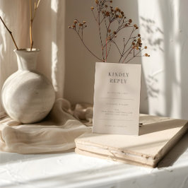 Minimalistische RSVP-kaart Typografie Zachte Latte RSVP Kaartje