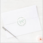 Minimalistische Sage Green Bow Christmas Retouradr Ronde Sticker<br><div class="desc">Dit eenvoudige en soepele ontwerp van de sticker is voorzien van een enkele salie groene boog (u kunt de kleur van de boog in het ontwerpgereedschap veranderen) met cirkelvormige tekst in een donkerdere coördinerende tint groen. Hier weergegeven voor een retouradreslabel, maar alle tekstvelden zijn flexibel voor uw behoeften, bijv. een...</div>