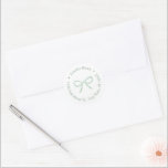 Minimalistische Sage Green Bow Christmas Retouradr Ronde Sticker<br><div class="desc">Dit eenvoudige en soepele ontwerp van de sticker is voorzien van een enkele salie groene boog (u kunt de kleur van de boog in het ontwerpgereedschap veranderen) met cirkelvormige tekst in een donkerdere coördinerende tint groen. Hier weergegeven voor een retouradreslabel, maar alle tekstvelden zijn flexibel voor uw behoeften, bijv. een...</div>