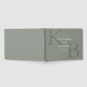 Minimalistische Sage Green Monogram Moderne bruilo Gastenboek (Volledig)