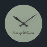 Minimalistische Sage Green Professional Eenvoudig Ronde Klok<br><div class="desc">Deze eenvoudige, minimalistische kan worden gepersonaliseerd om een naam of een tekst van uw keuze op te nemen. Als u geen tekst wilt en liever een lege tekst wilt, kunt u de tekst gewoon verwijderen.</div>