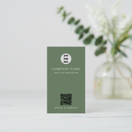 Minimalistische Sage Green QR-code Visitekaartje (Staand voorkant)