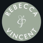 Minimalistische Sage Green Wedding Persoonlijke Na Ronde Sticker<br><div class="desc">Deze gepersonaliseerde neutrale dankzeggers voor je bruiloft zijn een mooie aanvulling op elke huwelijksfeestdag. Deze aanpasbare stickers zijn ontworpen om een persoonlijke aanraking toe te voegen aan uw huwelijksgunsten of uw cadeautjes te bedanken. Ze komen in verschillende vormen en maten. Deze stickers kunnen ook worden gebruikt om punten zoals uitnodigingen,...</div>