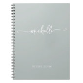 Minimalistische Sage Groene Girly Monogram Naam Notitieboek (Voorkant)