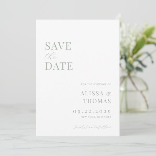 Minimalistische Sage Groene Moderne Bruiloft Save The Date (Staand voorkant)