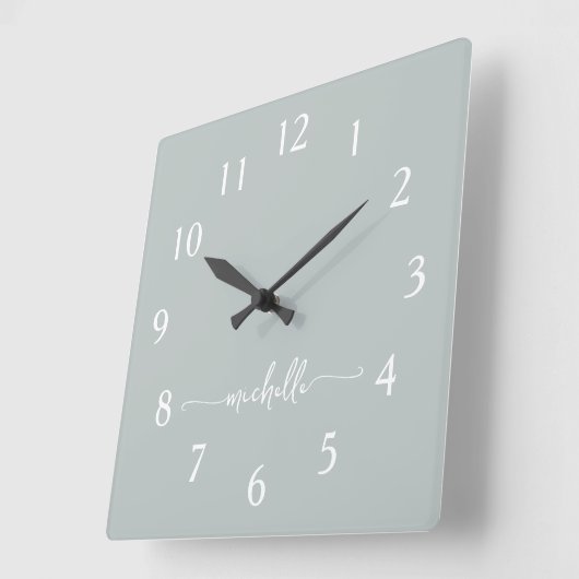 Minimalistische Sage Groene Monogram Onderschrift  Vierkante Klok (Hoek)