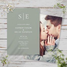 Minimalistische saliegroene monogram fototrouhuwel kaart