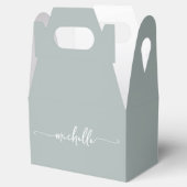 Minimalistische saliegroene monogram naam script bedankdoosjes (Geopend)