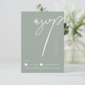 Minimalistische saliegroene script typografie trou RSVP kaartje (Staand voorkant)