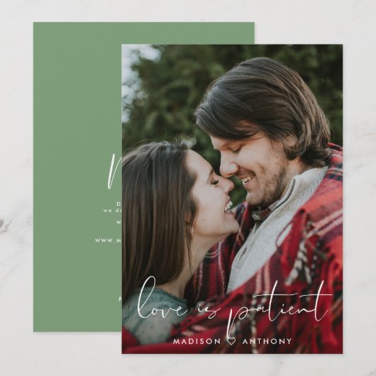 Minimalistische saliegroene trouw-uitstel foto aankondiging (Voorkant / Achterkant)