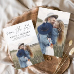 Minimalistische Save the Date Handgeschreven Foto<br><div class="desc">Modern en Elegant Handgeschreven Script Foto Save the Date Trouwkaart. De save the date uitnodigingskaart bevat een chic en stijlvol lettertype met een eenvoudig en minimalistisch ontwerp op een witte achtergrond waar u uw aangepaste verlovingsfoto aan kunt toevoegen.</div>