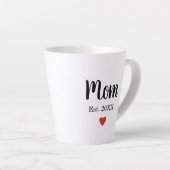 Minimalistische Schattigee moeder Est. Jaar Little Latte Mok (Rechterhoek)