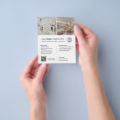 Minimalistische Schoonmaakdiensten QR Zakelijk Flyer (Hand)