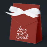 Minimalistische schuur rood-witte trouwdag bedankdoosjes<br><div class="desc">Het ontwerp heeft een bordeauxrode achtergrond en witte tekst.</div>