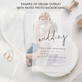 Minimalistische script bruiloft overlay vellum uitnodigingen