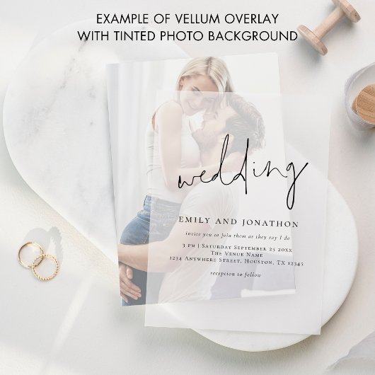 Minimalistische script bruiloft overlay vellum uitnodigingen