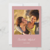 Minimalistische script Dusty Rose foto bruiloft Kaart (Achterkant)