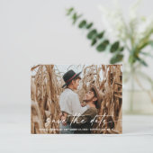 Minimalistische Script Foto Bruiloft Save the Date Aankondigingskaart (Staand voorkant)