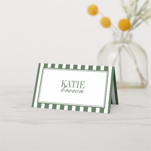 Minimalistische script gestreepte olijfgroene trou plaatskaartje (Voorkant)
