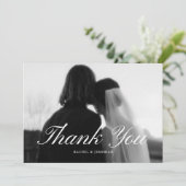 Minimalistische script zwart-wit trouwfoto bedankkaart (Staand voorkant)