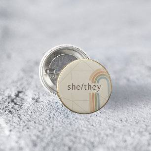 Minimalistische She/They Voornaamwoord LGBTQ Pride Ronde Button 3,2 Cm