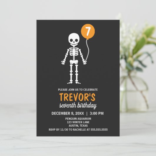 Minimalistische Skeleton Ballon Verjaardag Uitnodi Kaart (Staand voorkant)
