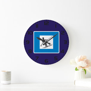 Minimalistische skilift symbool met blauwe rand grote klok