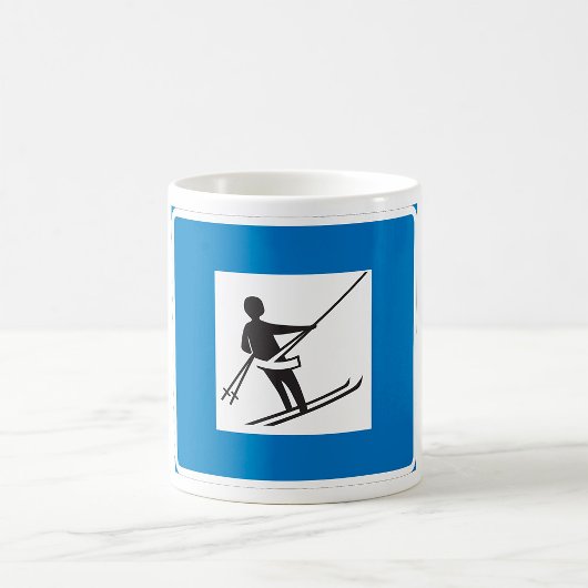 Minimalistische skilift symbool met blauwe rand koffiemok