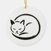 Minimalistische Slaapkat – Inktborstel Ontwerp op Keramisch Ornament (Voorkant)