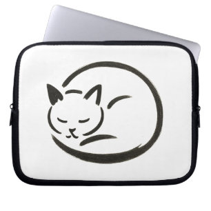 Minimalistische Slaapkat – Inktborstel Ontwerp op Laptop Sleeve