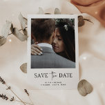 Minimalistische stijl | Eén foto Save The Date<br><div class="desc">Deze eenvoudige en elegante zwarte en witte trouwkaart bevat uw persoonlijke foto op de voorkant,  met een mix van modern handgeschreven schrift en vet serif-tekst. Er is ruimte voor extra informatie op de achterkant,  inclusief uw trouwwebsite.</div>
