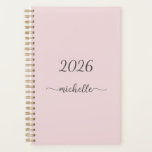 Minimalistische Stof Roze Monogram Naam Meisjesach Planner<br><div class="desc">Meisjesachtige Vrouwelijke Minimalistische Eenvoudige Schone Roze Monogram Naam Handtekening Script Aangepaste Persoonlijke 2023 of elk jaar Planner. Dit ontwerp met je voornaam in een mooie handgeschreven stijl met zwierende staart lettertype handtekening typografie (of kalligrafie) op een stoffig roze of licht pastelkleurig roze achtergrond. Geweldig stijlvol vrouwelijk cadeau voor verjaardag, Moederdag,...</div>