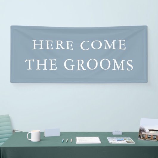 Minimalistische Stofblauwe Hier Komen de Bruidegom Spandoek (Beurs)