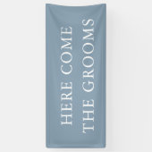 Minimalistische Stofblauwe Hier Komen de Bruidegom Spandoek (Verticaal)