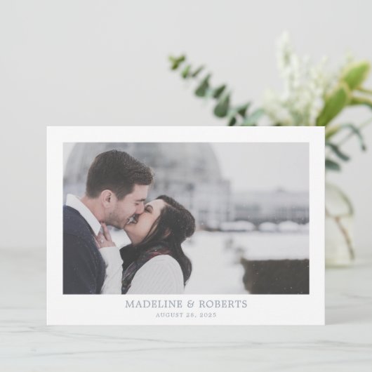 Minimalistische stoffige blauwe foto trouw bedankk bedankkaart (Staand voorkant)