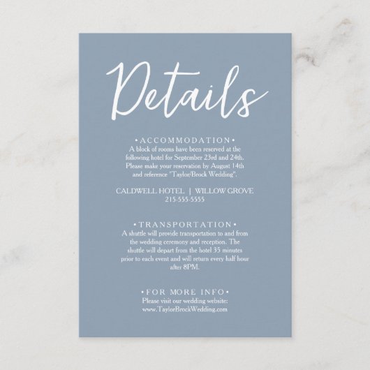 Minimalistische stoffige blauwe kalligrafie bruilo informatiekaartje (Voorkant)
