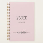 Minimalistische stoffige roze monogram naam 2023 p planner<br><div class="desc">Meisjesachtige Vrouwelijke Minimalistische Eenvoudige Schoon Roze Roze Monogram Naam Handtekening Script Aangepaste Gepersonaliseerde 2023 of planner voor elk jaar. Dit ontwerp bevat je voornaam in een mooie handgeschreven stijl met zwierende staart lettertype handtekening typografie (of kalligrafie) op een stoffig roze of licht pastelroze achtergrond. Deze zijn gemakkelijk aan te passen....</div>