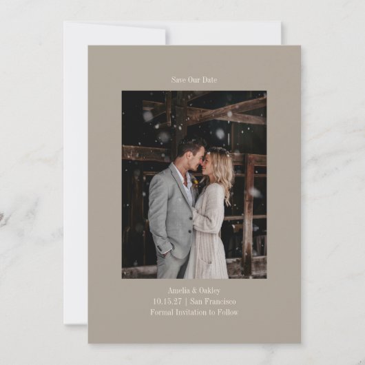 Minimalistische Taupe Elegant Wedding Custom Foto Save The Date (Voorkant)