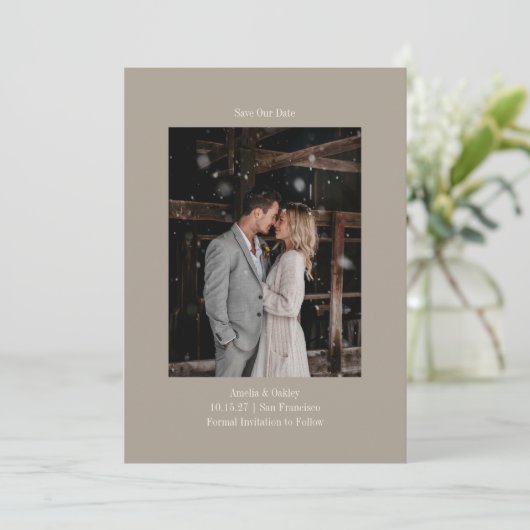 Minimalistische Taupe Elegant Wedding Custom Foto Save The Date (Staand voorkant)